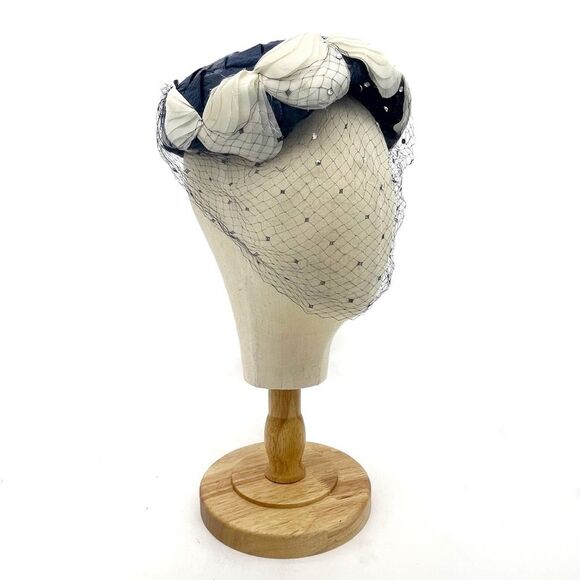 Vintage 1950s Pillbox Hat Navy Straw With White Rose Petals Mesh Veil Rhinestone main image 14